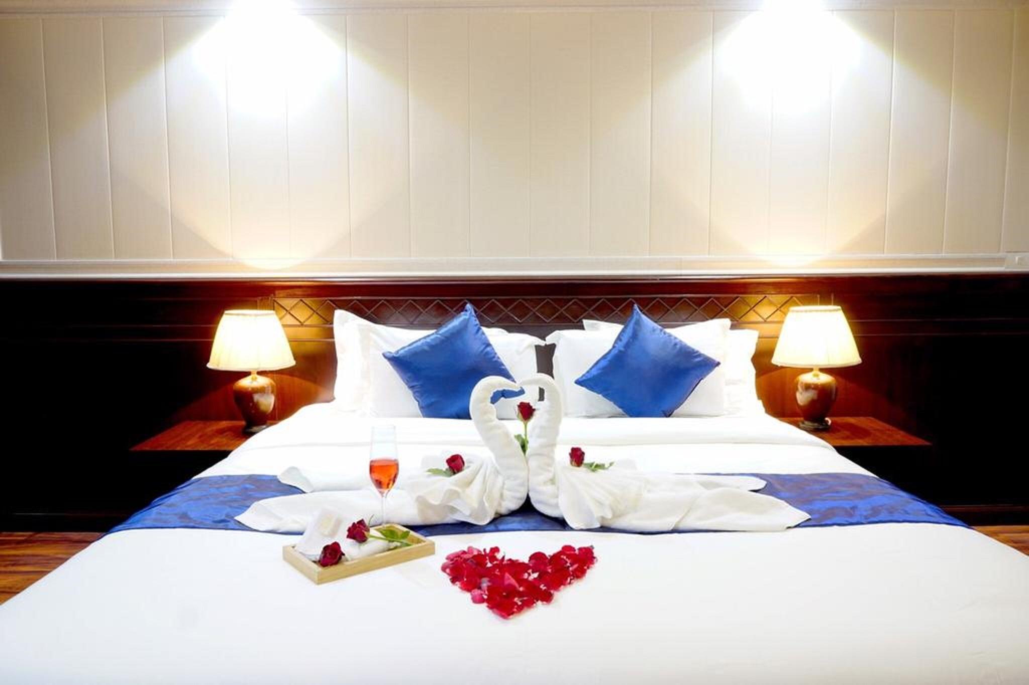 Miloft Sathorn Hotel - Sha Plus Certified Bangkok Esterno foto A bed with a heart-shaped arrangement of flowers