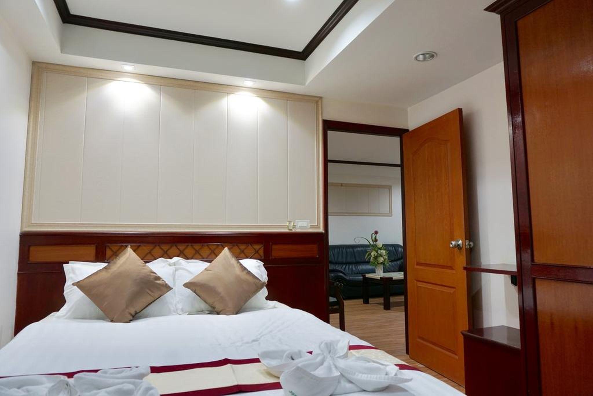 Miloft Sathorn Hotel - Sha Plus Certified Bangkok Esterno foto A bedroom at the hotel