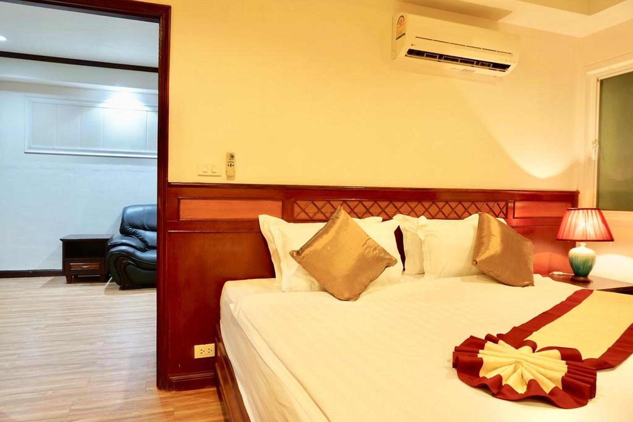 Miloft Sathorn Hotel - Sha Plus Certified Bangkok Esterno foto A room at the hotel
