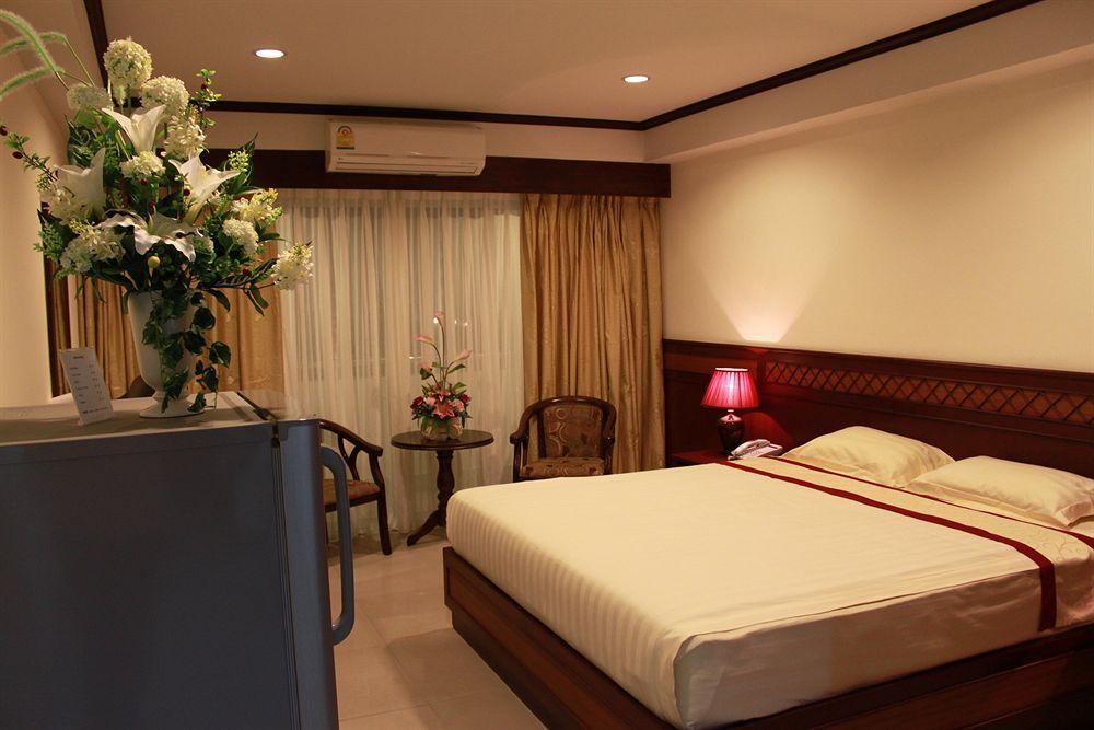 Miloft Sathorn Hotel - Sha Plus Certified Bangkok Esterno foto A bedroom in a hotel