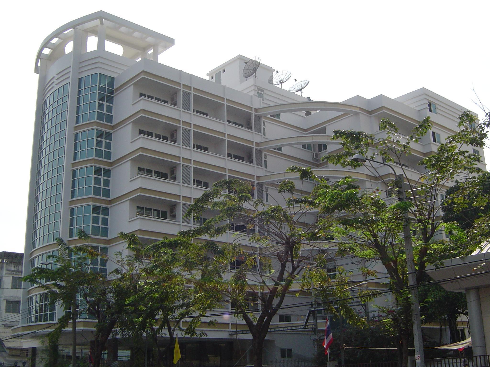 Miloft Sathorn Hotel - Sha Plus Certified Bangkok Esterno foto The new building of the university