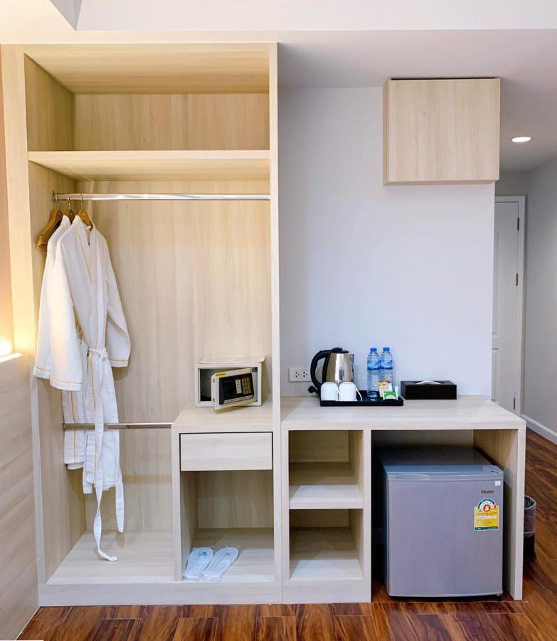 Miloft Sathorn Hotel - Sha Plus Certified Bangkok Esterno foto A hotel room with a bathrobe
