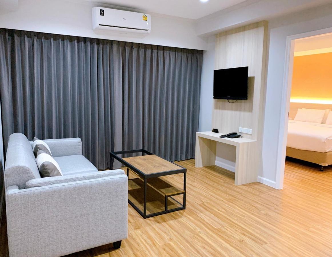 Miloft Sathorn Hotel - Sha Plus Certified Bangkok Esterno foto Living room