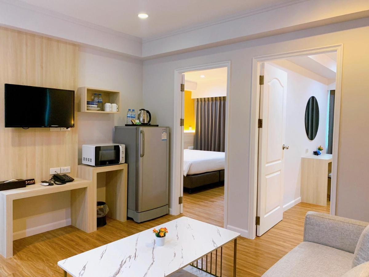 Miloft Sathorn Hotel - Sha Plus Certified Bangkok Esterno foto A typical hotel room
