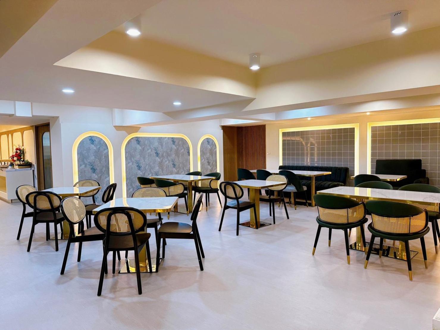 Miloft Sathorn Hotel - Sha Plus Certified Bangkok Esterno foto The lounge at the airport