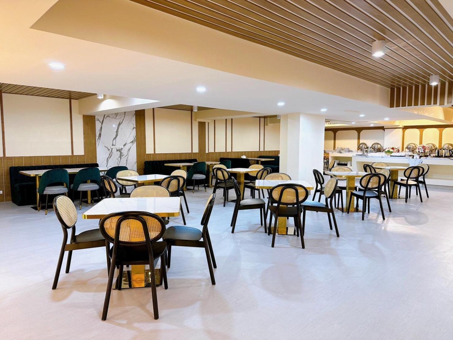 Miloft Sathorn Hotel - Sha Plus Certified Bangkok Esterno foto The interior of the lounge