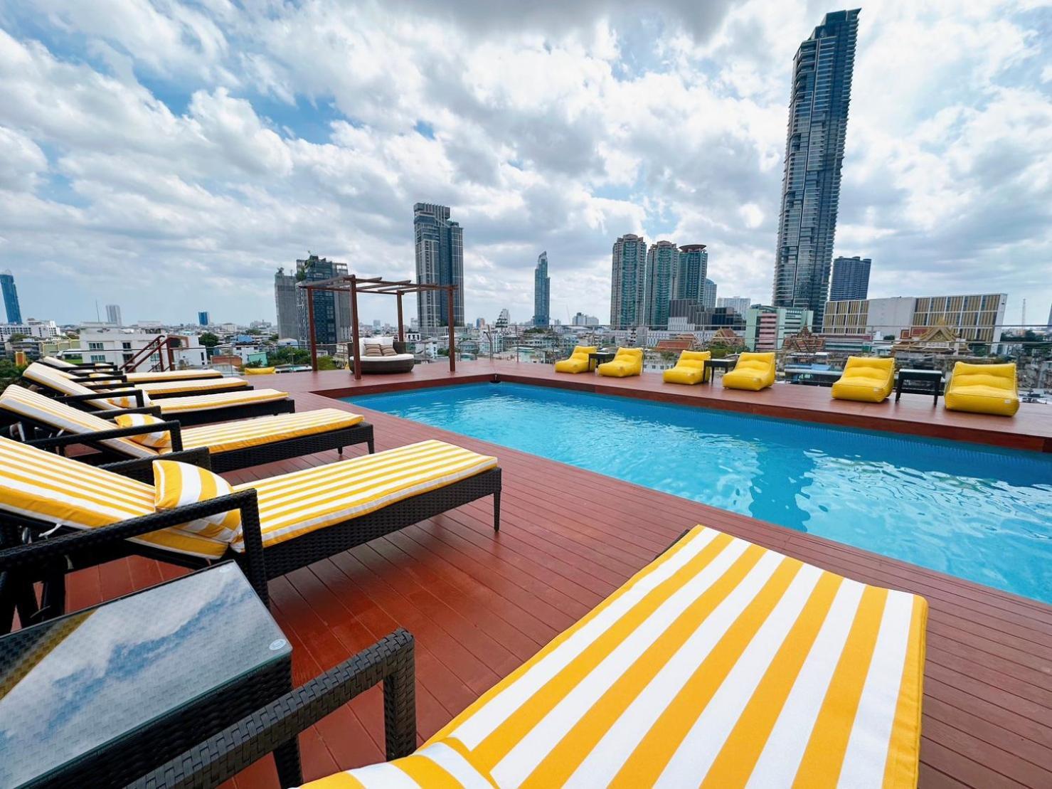 Miloft Sathorn Hotel - Sha Plus Certified Bangkok Esterno foto Rooftop pool at the hotel