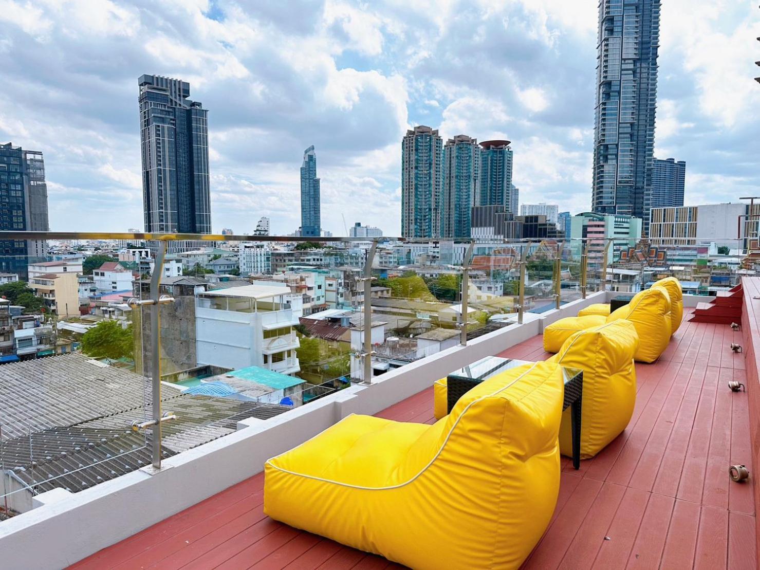 Miloft Sathorn Hotel - Sha Plus Certified Bangkok Esterno foto Rooftop bar at the hotel