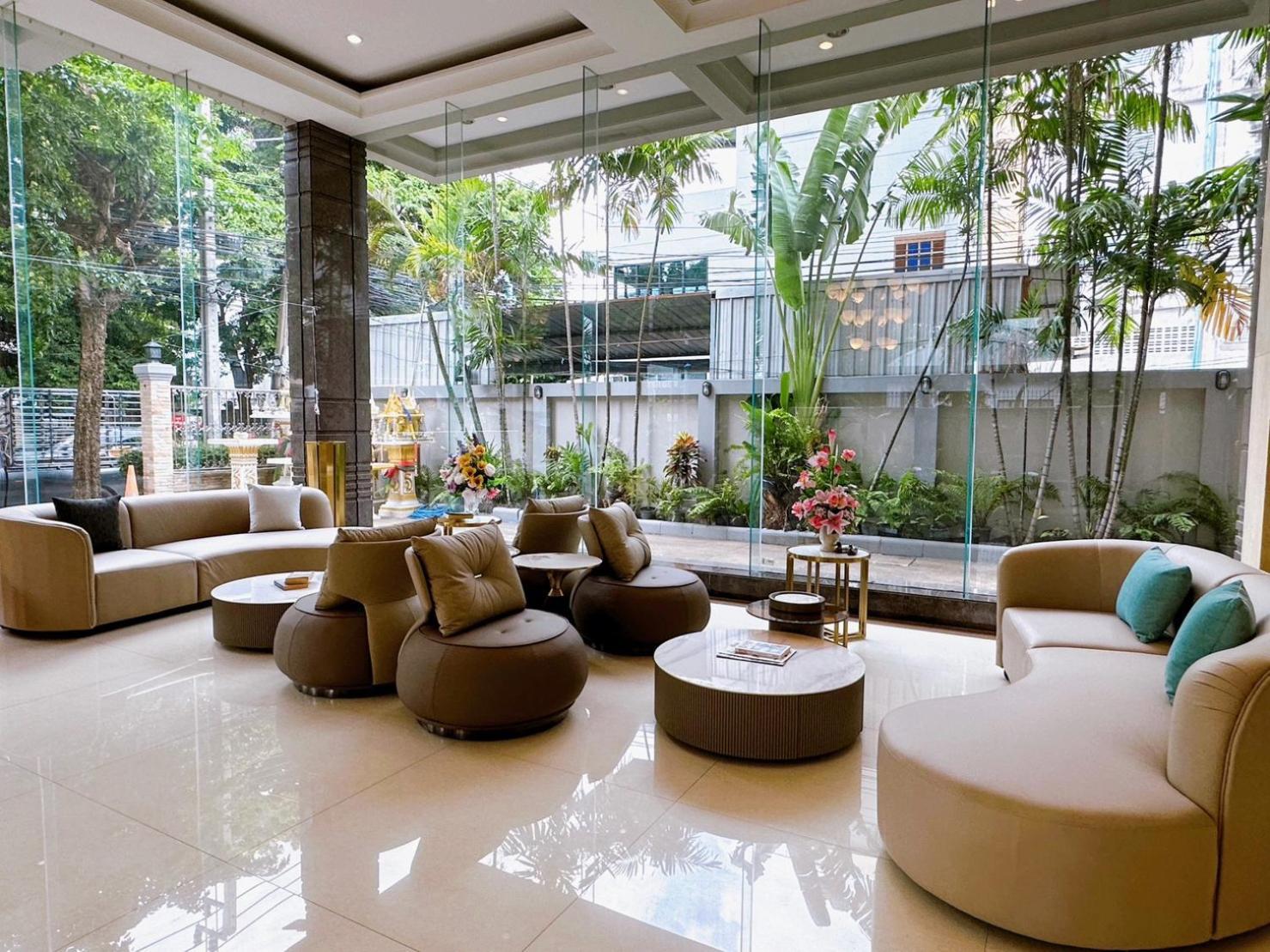 Miloft Sathorn Hotel - Sha Plus Certified Bangkok Esterno foto Lobby