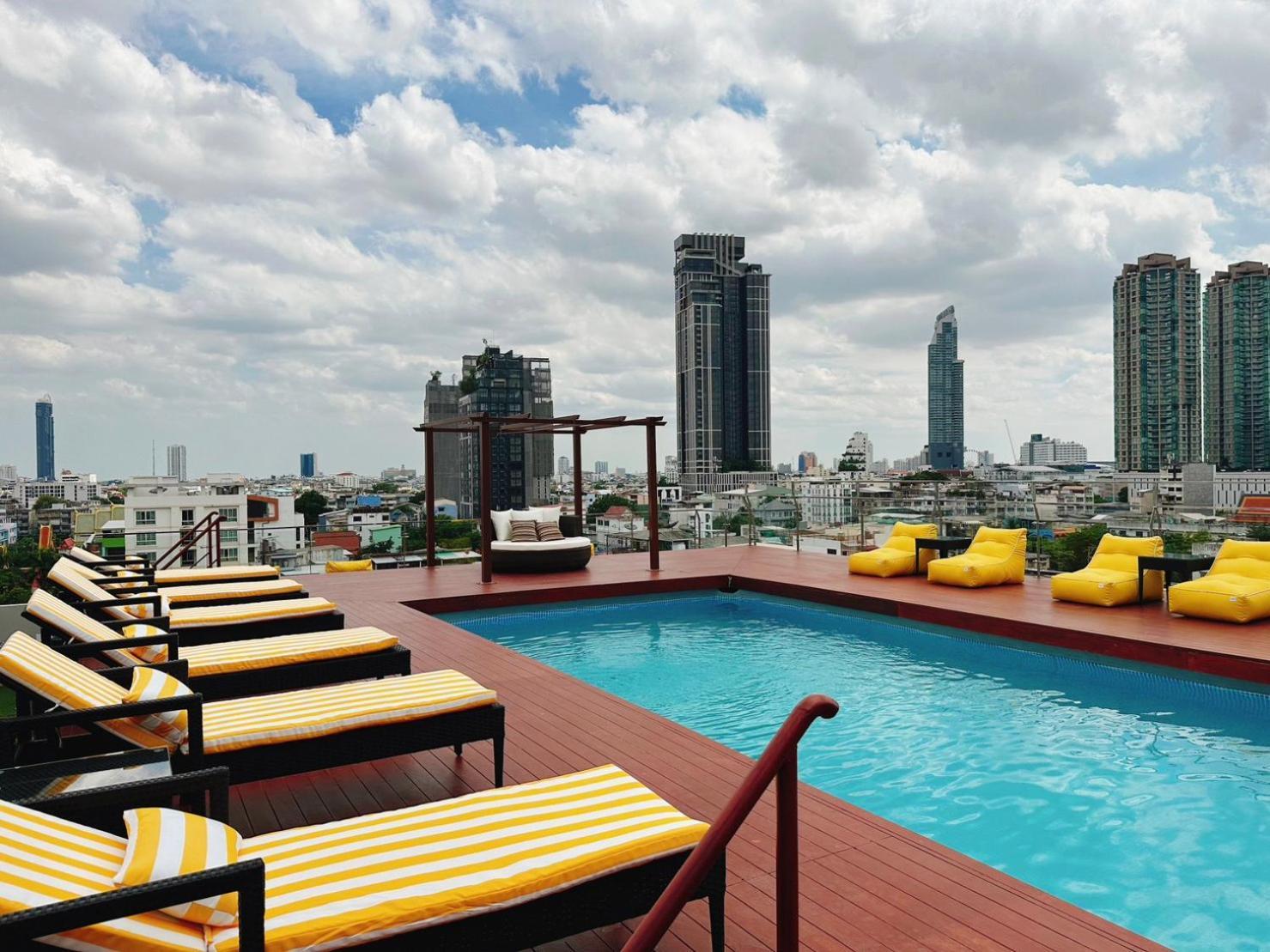 Miloft Sathorn Hotel - Sha Plus Certified Bangkok Esterno foto Rooftop pool at the hotel