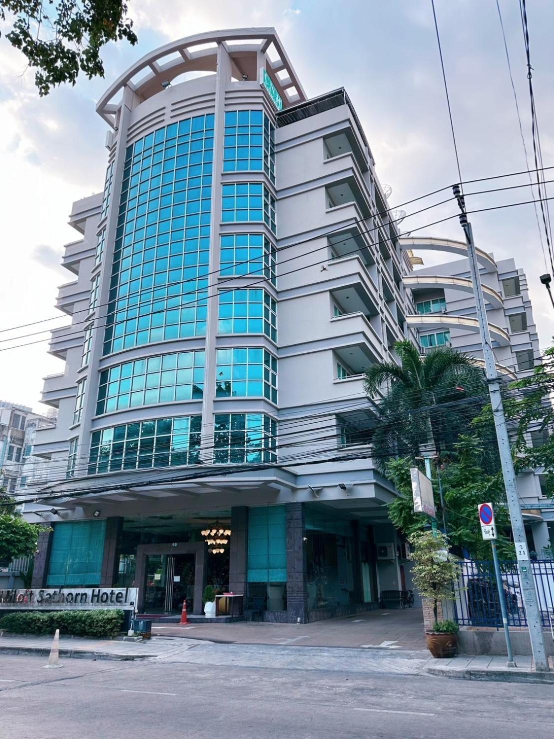 Miloft Sathorn Hotel - Sha Plus Certified Bangkok Esterno foto The building of the university library