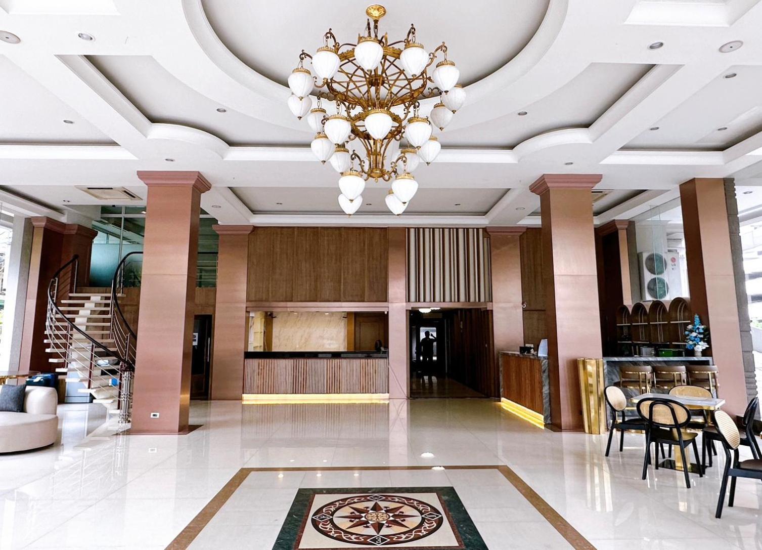 Miloft Sathorn Hotel - Sha Plus Certified Bangkok Esterno foto Lobby