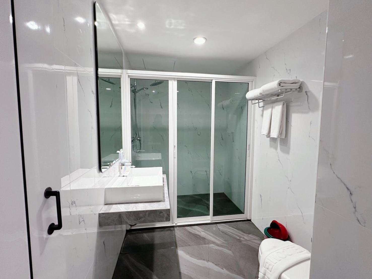 Miloft Sathorn Hotel - Sha Plus Certified Bangkok Esterno foto A shower cubicle