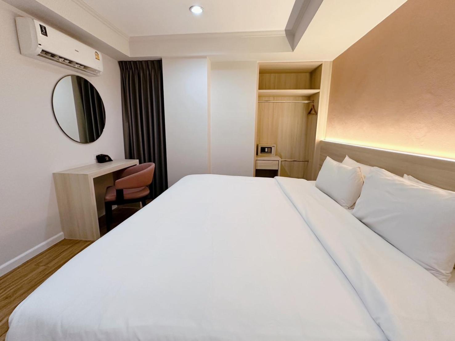 Miloft Sathorn Hotel - Sha Plus Certified Bangkok Esterno foto Deluxe Room