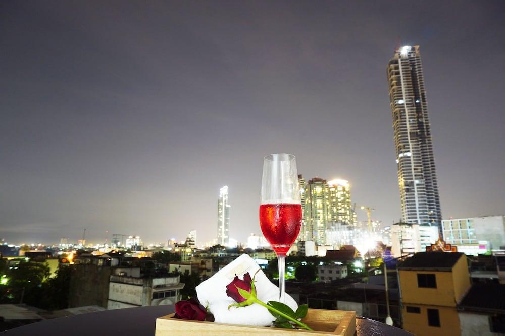 Miloft Sathorn Hotel - Sha Plus Certified Bangkok Esterno foto View of the complex at night